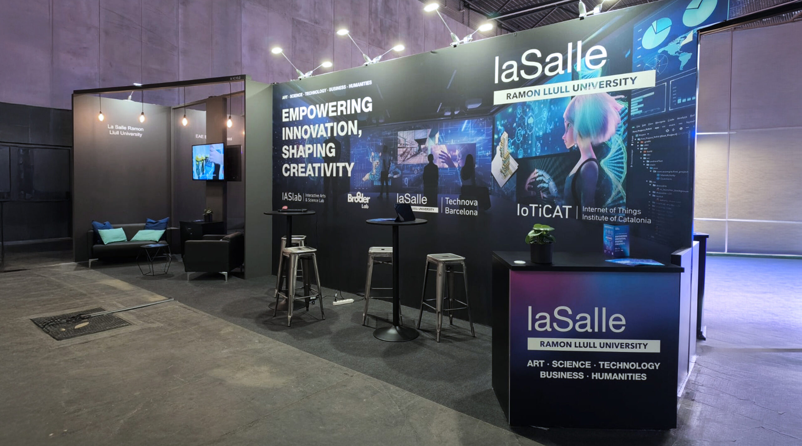 MWC Stand 04-1